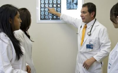 Ecuador buscará la acreditación mundial en Medicina para ayudar a sus estudiantes en Argentina