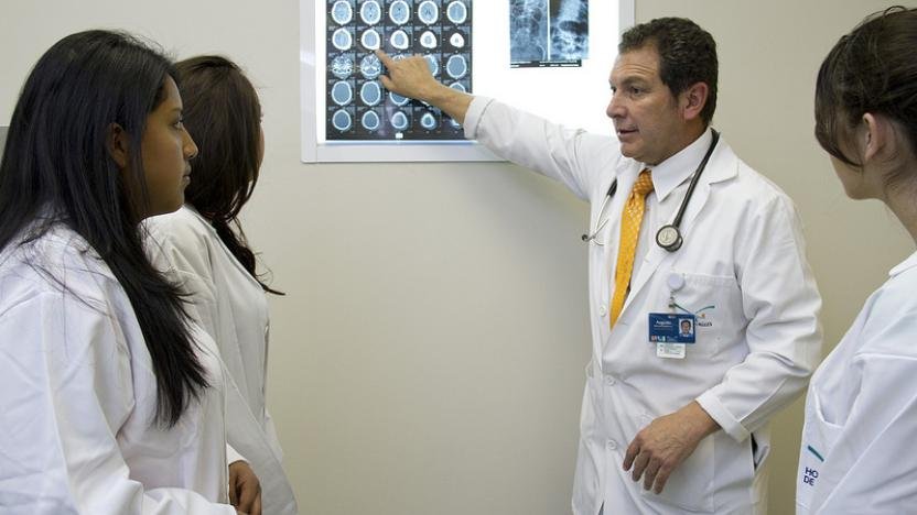 Ecuador buscará la acreditación mundial en Medicina para ayudar a sus estudiantes en Argentina